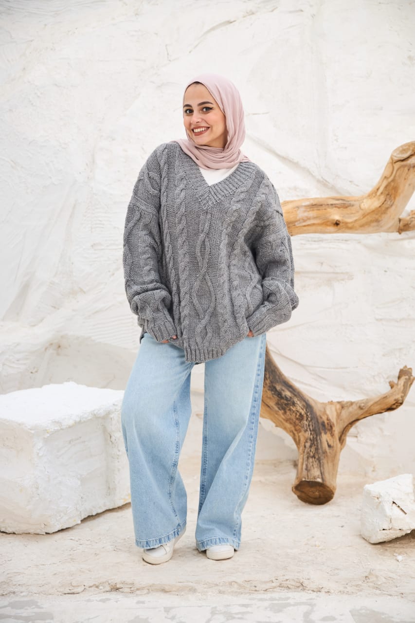 Cable-knit V-neck Sweater in Grey