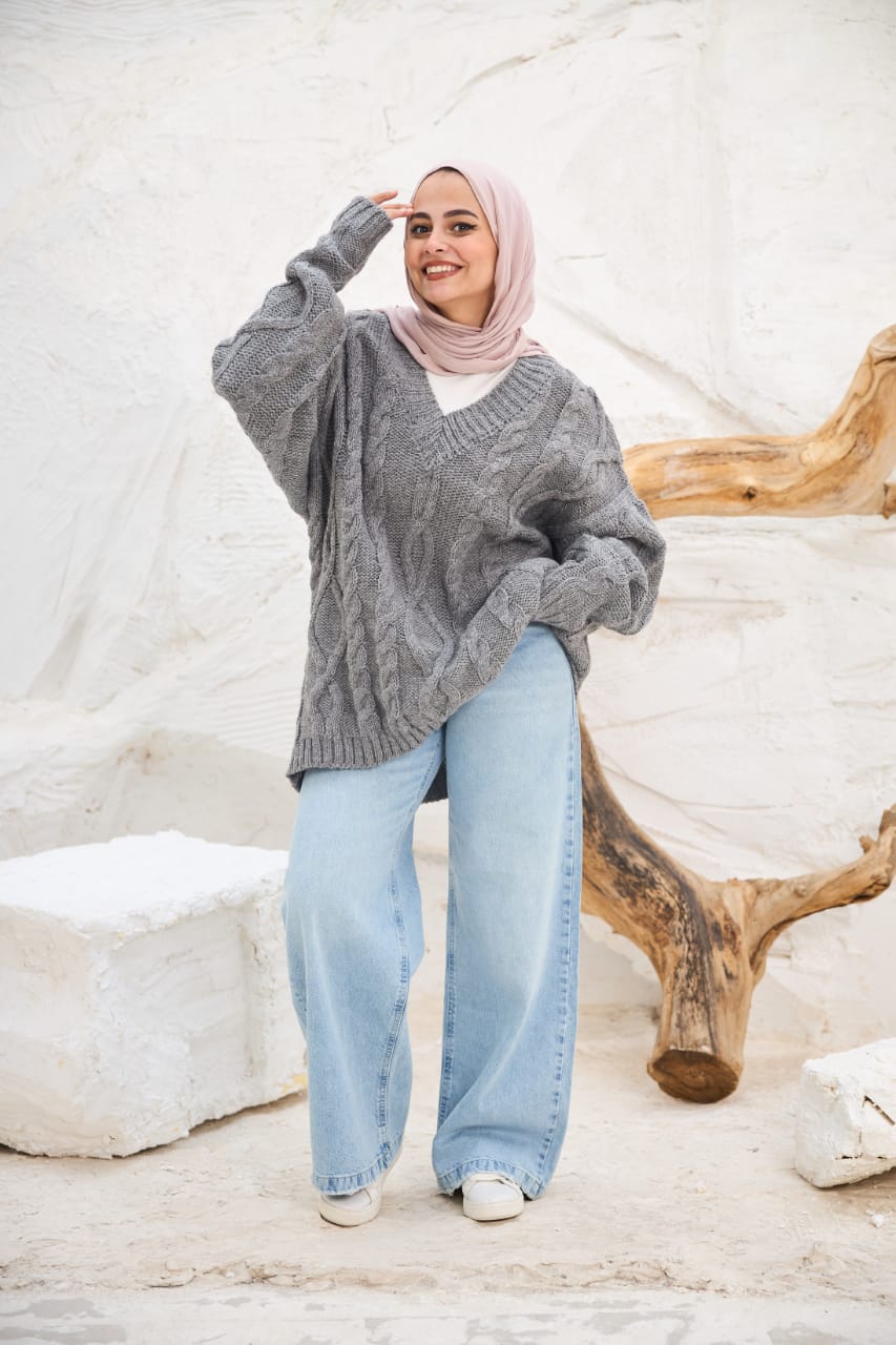 Cable-knit V-neck Sweater in Grey